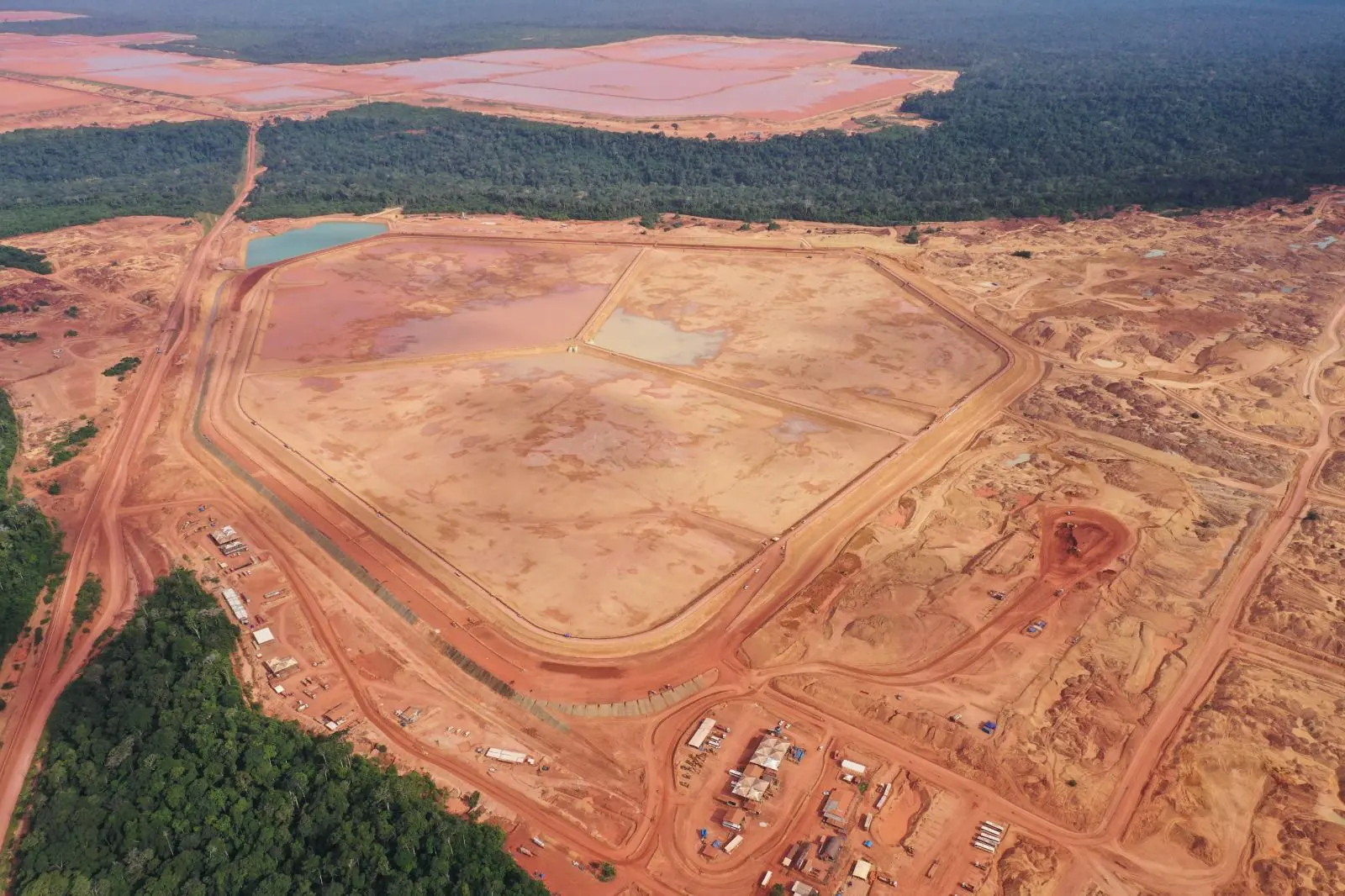 Área de fundação da barragem em terra vermelha, vista de cima