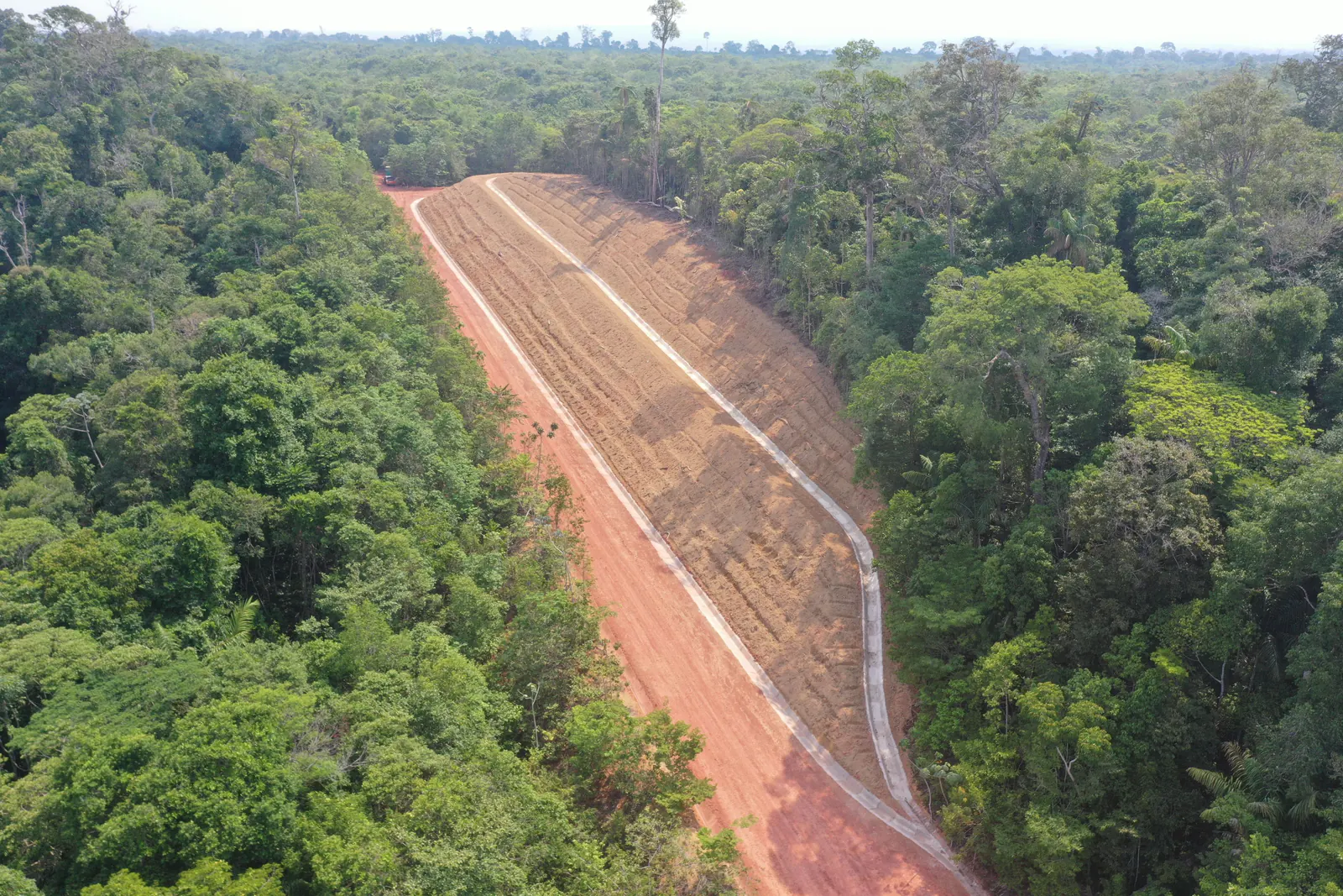 Vista aérea do talude retaludado do Platô Bacaba, em faixa aberta na floresta