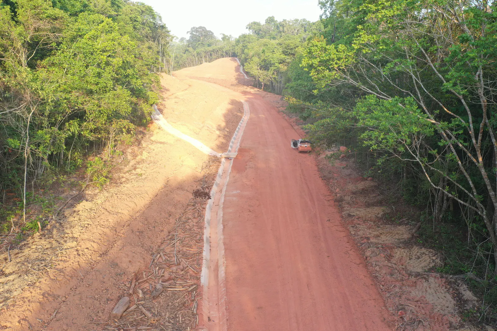 Talude retaludado com canaleta de concreto e estrada de serviço, visto do alto